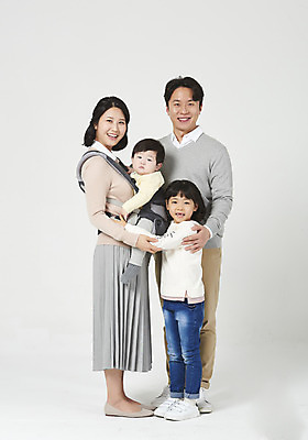 포토 JPG 스튜디오촬영 전신 여자 남자 딸 아들 어린이 가족 안기 엄마 실내 서기 미소 누끼 여러명 성인 앞모습 옆모습 30대 부모 화목 한국인 자녀 아기 가족라이프 아빠 핵가족 흰배경 아기띠 국내포토 라이프스타일 뷰포인트 다수 백그라운드 컨셉 관계 모션 표정 사람 동양인 내부 장년 아기용품 흰색 파일형식