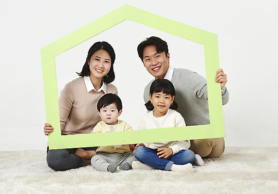 포토 JPG 스튜디오촬영 전신 여자 남자 딸 아들 어린이 가족 엄마 부동산 실내 액자틀 미소 들기 누끼 앉기 여러명 성인 앞모습 30대 부모 화목 한국인 자녀 아기 가족라이프 아빠 핵가족 흰배경 집모양 국내포토 모양 라이프스타일 뷰포인트 다수 액자 백그라운드 컨셉 관계 모션 표정 틀 사람 동양인 내부 장년 흰색 재산 파일형식