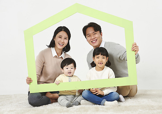 포토 JPG 스튜디오촬영 전신 여자 남자 딸 아들 어린이 가족 엄마 부동산 실내 액자틀 미소 들기 누끼 앉기 여러명 성인 앞모습 30대 부모 화목 한국인 자녀 아기 가족라이프 아빠 핵가족 흰배경 집모양 국내포토 모양 라이프스타일 뷰포인트 다수 액자 백그라운드 컨셉 관계 모션 표정 틀 사람 동양인 내부 장년 흰색 재산 파일형식