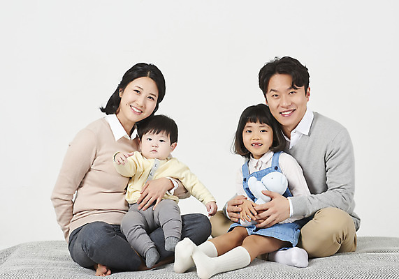 포토 JPG 스튜디오촬영 전신 여자 남자 딸 아들 어린이 가족 안기 엄마 실내 미소 누끼 앉기 여러명 성인 앞모습 30대 부모 화목 한국인 자녀 아기 가족라이프 아빠 핵가족 흰배경 국내포토 라이프스타일 뷰포인트 다수 백그라운드 컨셉 관계 모션 표정 사람 동양인 내부 장년 흰색 파일형식