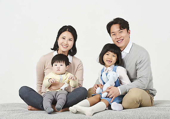 포토 JPG 스튜디오촬영 전신 여자 남자 딸 아들 어린이 가족 안기 엄마 실내 미소 누끼 앉기 여러명 성인 앞모습 30대 부모 화목 한국인 자녀 아기 가족라이프 아빠 핵가족 흰배경 국내포토 라이프스타일 뷰포인트 다수 백그라운드 컨셉 관계 모션 표정 사람 동양인 내부 장년 흰색 파일형식