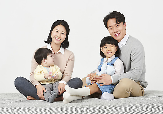 포토 JPG 스튜디오촬영 전신 여자 남자 딸 아들 어린이 가족 안기 엄마 실내 미소 누끼 앉기 여러명 성인 앞모습 30대 부모 화목 한국인 자녀 아기 가족라이프 아빠 핵가족 흰배경 국내포토 라이프스타일 뷰포인트 다수 백그라운드 컨셉 관계 모션 표정 사람 동양인 내부 장년 흰색 파일형식