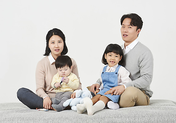 포토 JPG 스튜디오촬영 전신 여자 남자 딸 아들 어린이 가족 안기 엄마 실내 미소 누끼 앉기 여러명 성인 앞모습 30대 부모 화목 한국인 자녀 아기 가족라이프 아빠 핵가족 흰배경 힘듦 국내포토 라이프스타일 뷰포인트 다수 백그라운드 컨셉 관계 모션 표정 사람 동양인 내부 장년 흰색 파일형식