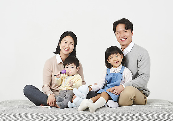 포토 JPG 스튜디오촬영 전신 여자 남자 딸 아들 어린이 가족 안기 엄마 실내 미소 누끼 앉기 여러명 성인 앞모습 30대 부모 화목 한국인 자녀 아기 가족라이프 아빠 핵가족 흰배경 국내포토 라이프스타일 뷰포인트 다수 백그라운드 컨셉 관계 모션 표정 사람 동양인 내부 장년 흰색 파일형식