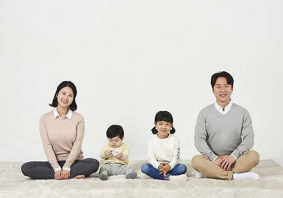 포토 JPG 스튜디오촬영 전신 여자 남자 딸 아들 어린이 가족 엄마 실내 미소 누끼 앉기 여러명 성인 앞모습 30대 부모 화목 한국인 자녀 아기 가족라이프 아빠 핵가족 흰배경 국내포토 라이프스타일 뷰포인트 다수 백그라운드 컨셉 관계 모션 표정 사람 동양인 내부 장년 흰색 파일형식