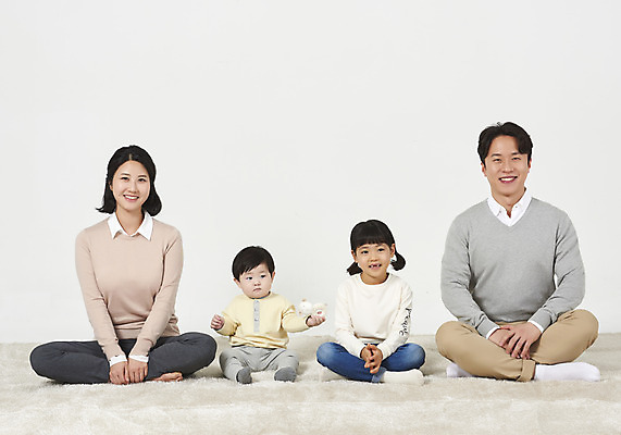 포토 JPG 스튜디오촬영 전신 여자 남자 딸 아들 어린이 가족 엄마 실내 미소 누끼 앉기 여러명 성인 앞모습 30대 부모 화목 한국인 자녀 아기 가족라이프 아빠 핵가족 흰배경 국내포토 라이프스타일 뷰포인트 다수 백그라운드 컨셉 관계 모션 표정 사람 동양인 내부 장년 흰색 파일형식