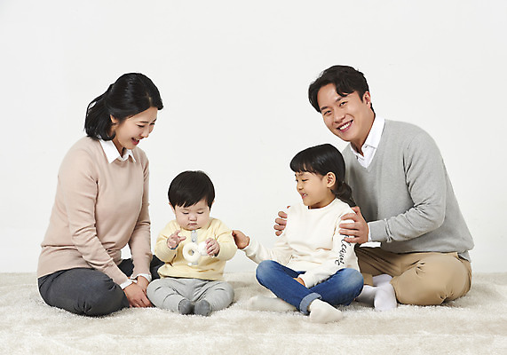 포토 JPG 스튜디오촬영 전신 여자 남자 딸 아들 어린이 가족 엄마 실내 미소 누끼 앉기 여러명 성인 앞모습 30대 부모 화목 한국인 자녀 아기 가족라이프 아빠 핵가족 흰배경 국내포토 라이프스타일 뷰포인트 다수 백그라운드 컨셉 관계 모션 표정 사람 동양인 내부 장년 흰색 파일형식