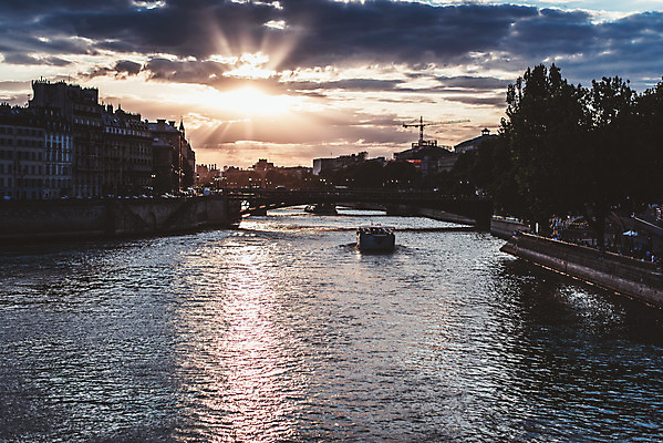 포토 JPG 주간 해외풍경 유럽풍경 풍경 사람없음 야외 건물 도시풍경 햇빛 일몰 파리_프랑스 센강 가교 국내포토 자연요소 해외 건축물 유럽 강 태양 노을 프랑스 도시 파일형식