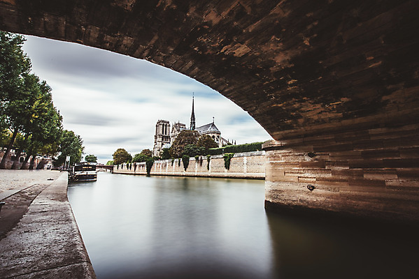 포토 JPG 주간 해외풍경 유럽풍경 하늘 풍경 사람없음 야외 장노출 노트르담대성당 다리밑 센강 국내포토 자연요소 해외 유럽 촬영기법 강 성당 프랑스 다리_건축물 아래 파일형식