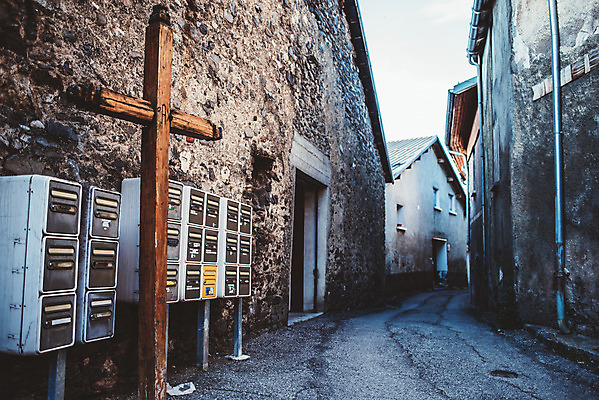 포토 JPG 주간 해외풍경 십자가 유럽풍경 거리풍경 풍경 사람없음 야외 프랑스 우체통 골목길 국내포토 자연요소 해외 유럽 길 거리 파일형식
