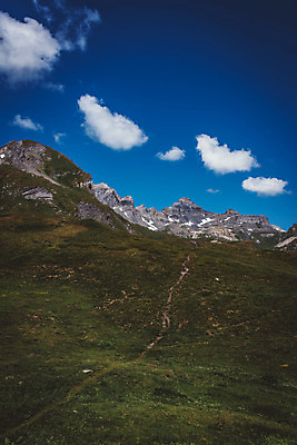 포토 JPG 주간 구름 해외풍경 유럽풍경 자연 하늘 산 풍경 초원 사람없음 야외 산등성이 알프스 등산로 국내포토 자연요소 해외 유럽 등산 생태계 파일형식