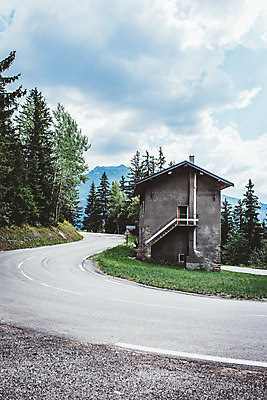 포토 JPG 주간 나무 해외풍경 도로 유럽풍경 자연 주택 풍경 사람없음 야외 산등성이 알프스 국내포토 자연요소 식물 해외 유럽 길 교통시설 산 건물 생태계 파일형식