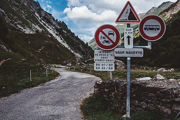 포토 JPG 주간 해외풍경 도로 유럽풍경 자연 산 풍경 사람없음 야외 프랑스 표지판 도로표지판 알프스 일방통행 국내포토 자연요소 해외 유럽 길 교통시설 알림판 생태계 통행 파일형식