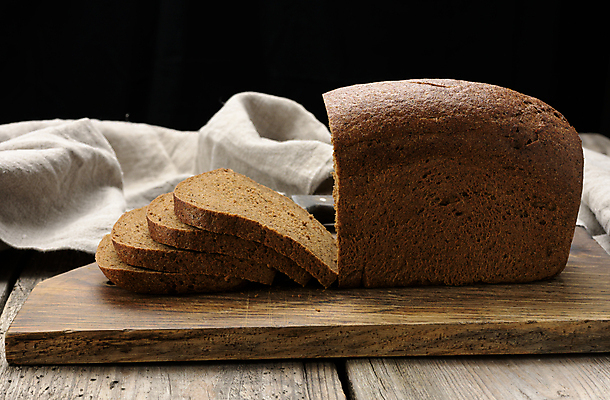 포토 JPG 해외이미지 검은배경 실내 사람없음 식빵 슬라이스 호밀빵 나무도마 나무탁자 해외포토 빵 백그라운드 탁자 도마 내부 목재 검은색 파일형식 이미지허브