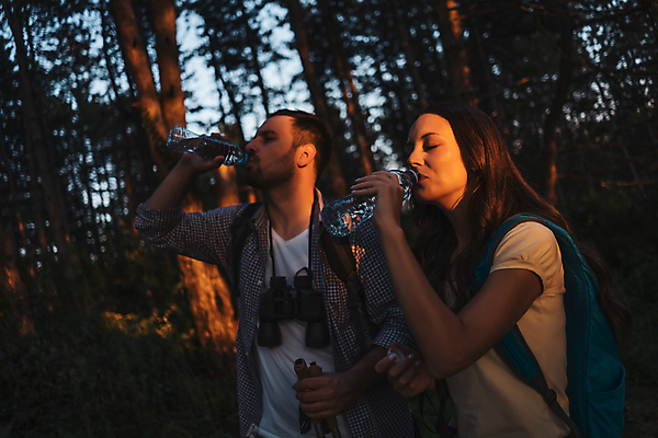 포토 JPG 해외이미지 백인 라이프스타일 커플 여자 남자 행복 배낭 자연 남편 휴가 건강 피곤 사랑 성인 야외 두명 물 햇빛 여행객 쌍안경 하이킹 마시기 아내 황무지 저녁 숲 갈증 상쾌 침엽수 탐사 하이커 해외포토 자연요소 서양인 나무 감정 여행 컨셉 가방 관계 모션 레저 사람 생활 태양 망원경 야간 생태계 파일형식 이미지허브