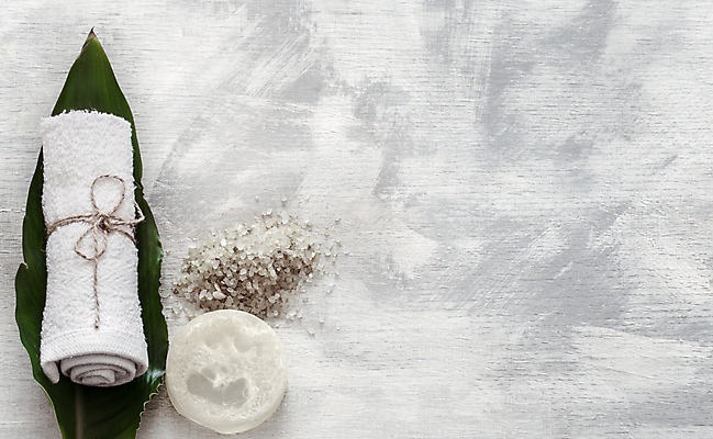 포토 JPG 해외이미지 사람없음 하이앵글 수건 흰색 오브젝트 스파용품 야자수잎 바디케어 수제비누 입욕소금 해외포토 뷰포인트 컬러 잎 위생용품 스파 미용용품 소금 비누 파일형식 이미지허브