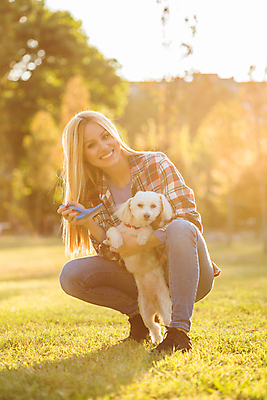 포토 JPG 해외이미지 주간 전신 한마리 우먼라이프 공원 여자 행복 반려견 놀이 휴식 함께함 한명 미소 성인 야외 반려동물 우정 잡기 머리빗 강아지 즐거움 푸들 성인여자한명만 펫팸족 해외포토 자연요소 동물 1 라이프스타일 공공시설 감정 컨셉 모션 표정 사람 친구 미용용품 개 신조어 여자한명만 성인여자만 파일형식 이미지허브