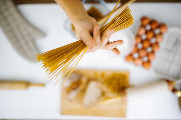 포토 JPG 해외이미지 전통 손 여자 음식 빵 백그라운드 다이어트 재료 탁자 도마 파스타 건강 스파게티 요리 사람 사람없음 목재 갈색 주방 계란 저녁식사 신선 밀 밀가루 레시피 점심식사 생식 탄수화물 해외포토 나무 컬러 가구 주방용품 곡류 서양음식 신체부위 알 식사 가루 파일형식 이미지허브