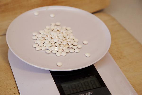 포토 JPG 해외이미지 산업 과학 주택 건강 저울 사람없음 알약 약 디지털 장비 흰색 기구 공구 몸무게 작음 약국 측정 오브젝트 눈금 전자 조제 계량 돌봄 항생제 비용 해외포토 컬러 의학 모션 건물 경제 도구 크기 만들기 파일형식 이미지허브