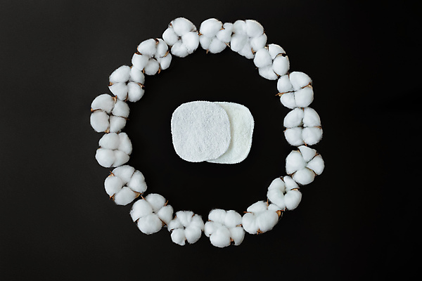 포토 JPG 해외이미지 검은배경 사람없음 면 오브젝트 유기농 부드러움 원형프레임 목화꽃 화장솜 목화솜 해외포토 웰빙 꽃 백그라운드 프레임 검은색 화장용품 원형 감각 솜 파일형식 이미지허브