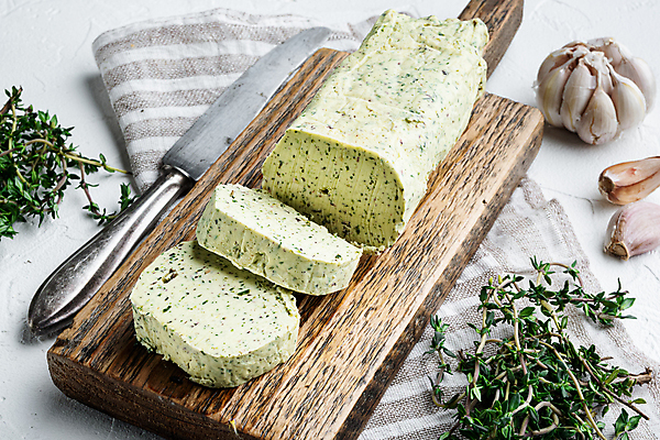 포토 JPG 해외이미지 식재료 실내 마늘 사람없음 나이프 허브 흰배경 버터 나무도마 해외포토 식물 식기 백그라운드 채소 도마 내부 목재 흰색 칼 파일형식 이미지허브