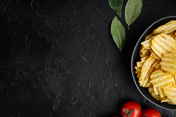포토 JPG 해외이미지 방울토마토 검은배경 실내 사람없음 칩 감자칩 월계수 카피스페이스 해외포토 백그라운드 토마토 디저트 내부 과자 검은색 공백 칩_음식 파일형식 이미지허브