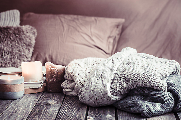 포토 JPG 해외이미지 쿠션 겨울 초 베개 실내 사람없음 책 스웨터 오브젝트 감성 나무탁자 해외포토 계절 컨셉 상의 침구 탁자 내부 파일형식 이미지허브