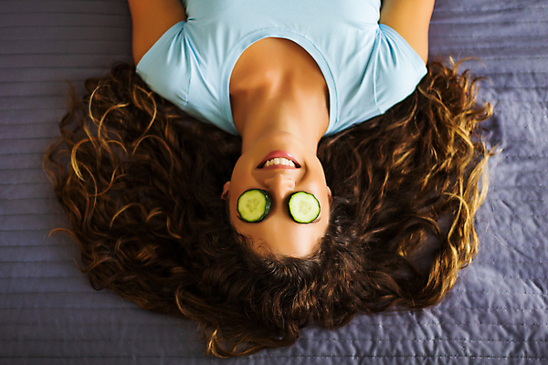 포토 JPG 해외이미지 백인 우먼라이프 긴머리 여자 행복 채소 오이 갈색머리 실내 한명 미소 상반신 성인 하이앵글 눕기 뷰티 침실 침대 스킨케어 성인여자한명만 해외포토 서양인 1 라이프스타일 헤어스타일 감정 뷰포인트 가구 모션 표정 사람 내부 여자한명만 성인여자만 파일형식 이미지허브