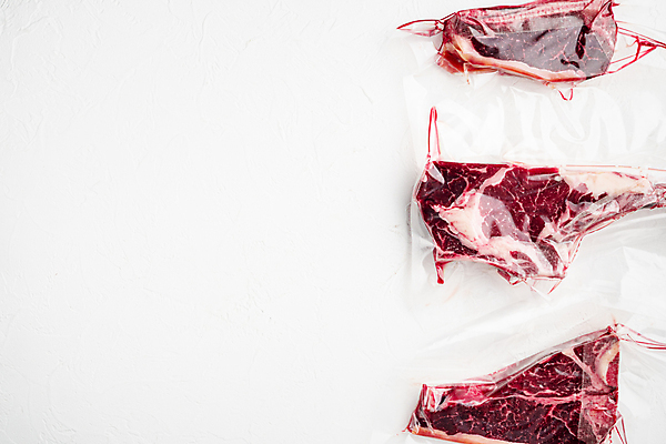 포토 JPG 해외이미지 음식 가방 포장 건조 육류 스테이크 비프스테이크 사람없음 빨간색 냉동 공백 소고기 바위 흰색 신선 플라스틱 흰배경 날것 대리석 팩 패키지 아일랜드 성분 냉동고 봉인 생식 진공 콘크리트 파우치 카피스페이스 강화비석군 해외포토 잡화 유럽 컬러 백그라운드 식재료 재료 재질 서양음식 화장품 돌_바위 비석 강화도 파일형식 이미지허브