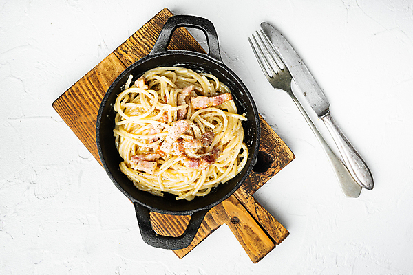 포토 JPG 해외이미지 포크 실내 스파게티 사람없음 하이앵글 나이프 냄비 흰배경 베이컨 까르보나라 나무도마 해외포토 식기 뷰포인트 백그라운드 도마 파스타 돼지고기 내부 목재 흰색 칼 솥 파일형식 이미지허브