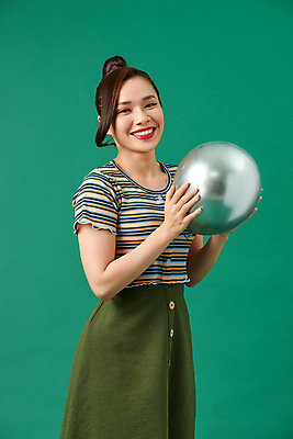 포토 JPG 해외이미지 여자 한명 들기 동양인 상반신 성인 옆모습 파티 풍선 성인여자한명만 초록배경 해외포토 1 뷰포인트 백그라운드 모션 사람 인종 이벤트 초록색 여자한명만 성인여자만 파일형식 이미지허브