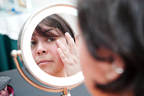 포토 JPG 해외이미지 1 손 응시 여자 행복 얼굴 탁자 표정 건강 한명 사람 일상 뷰티 반사 거울 흰색 신선 원형 피부 입술 준비 시력 평가 내추럴 굴곡 돌봄 스타일 해외포토 도형 시선 감정 컬러 가구 모션 라이프 신체부위 파일형식 이미지허브