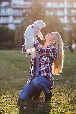 포토 JPG 해외이미지 주간 전신 백인 한마리 우먼라이프 공원 여자 행복 반려견 놀이 휴식 함께함 한명 미소 성인 야외 반려동물 우정 잡기 강아지 즐거움 푸들 성인여자한명만 펫팸족 해외포토 자연요소 서양인 동물 1 라이프스타일 공공시설 감정 컨셉 모션 표정 사람 친구 개 신조어 여자한명만 성인여자만 파일형식 이미지허브
