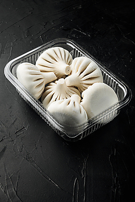 포토 JPG 해외이미지 검은배경 실내 사람없음 만두 플라스틱통 해외포토 음식 백그라운드 통 내부 검은색 플라스틱 파일형식 이미지허브