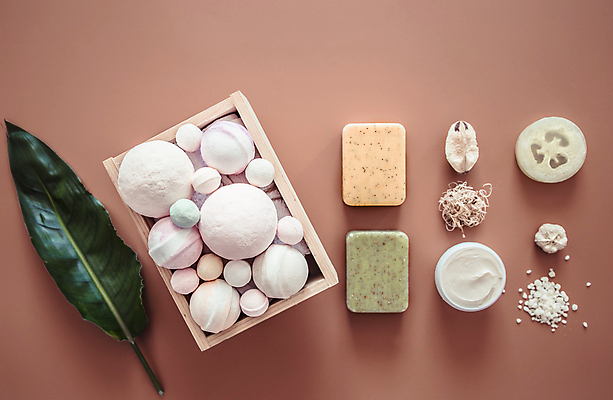 포토 JPG 해외이미지 사람없음 하이앵글 갈색 원형 크림 오브젝트 스파용품 야자수잎 바디케어 수제비누 입욕제 입욕소금 해외포토 도형 뷰포인트 컬러 잎 스파 미용용품 소금 비누 파일형식 이미지허브