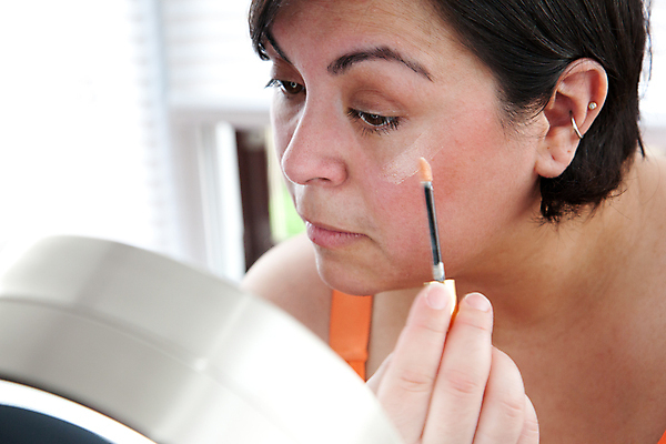 포토 JPG 해외이미지 모양 1 손 응시 얼굴 거실 창문 손가락 탁자 지팡이 표정 한명 일상 뷰티 반사 거울 터치 신선 액체 몸무게 피부 크림 준비 평가 내추럴 굴곡 돌봄 유아독존 진짜 스타일 해외포토 시선 가구 모션 사람 라이프 신체부위 파일형식 이미지허브