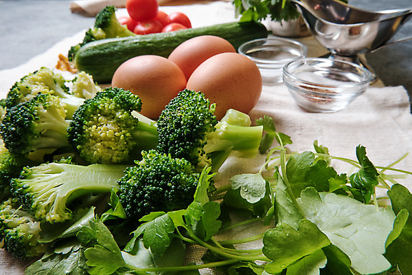 포토 JPG 해외이미지 접시 음식 백그라운드 다이어트 토마토 채소 탁자 호박 양파 오이 치즈 건강 요리 사람없음 빨간색 초록색 식사 저녁식사 샐러드 신선 사발 아침식사 상추 지중해 먹기 향신료 준비 유기농 올리브 후추 시금치 건강식 점심식사 채식주의자 비건 해외포토 식기 웰빙 열매 바다 컬러 가구 모션 유제품 사기그릇 채식 향미료 파일형식 이미지허브