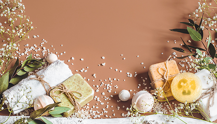 포토 JPG 해외이미지 꽃 잎 사람없음 하이앵글 갈색 원형 오브젝트 스파용품 바디케어 수제비누 입욕제 입욕소금 해외포토 도형 식물 뷰포인트 컬러 스파 미용용품 소금 비누 파일형식 이미지허브