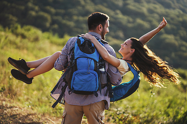 포토 JPG 해외이미지 백인 라이프스타일 커플 응시 여자 남자 행복 배낭 자연 남편 휴가 산 사랑 성인 야외 두명 햇빛 여행객 맑음 하이킹 잡기 아내 흥분 탐사 적재 돌리기 하이커 해외포토 서양인 시선 감정 여행 가방 관계 모션 레저 날씨 사람 생활 태양 생태계 파일형식 이미지허브