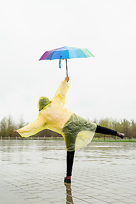 포토 JPG 해외이미지 주간 전신 여자 포즈 우산 하늘 팔벌리기 한명 들기 성인 야외 뒷모습 비 우비 다리들기 한발서기 성인여자한명만 해외포토 자연요소 1 옷 뷰포인트 모션 날씨 서기 사람 여자한명만 성인여자만 파일형식 이미지허브