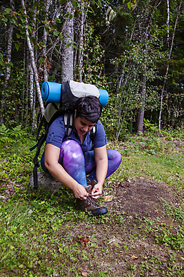 포토 JPG 해외이미지 라이프스타일 여자 스포츠 여행 신발 배낭 자국 자연 휴가 부츠 건강 관리 한명 안전 앉기 야외 운동 산책 트래킹 하이킹 장비 숲 롤 기어 백패커 운동화끈 조이기 타이즈 하이커 해외포토 1 가방 모션 레저 휴식 사람 생활 끈 생태계 파일형식 이미지허브