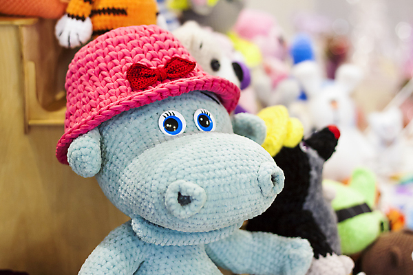 포토 JPG 해외이미지 실내 사람없음 아웃포커스 뜨개질 털실 진열장 하마 동물인형 손뜨개 인형가게 해외포토 인형 포유류 촬영기법 취미 내부 상점 실 파일형식 이미지허브