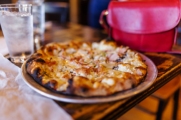 포토 JPG 해외이미지 전통 음식 백그라운드 탁자 치즈 피자 요리 사람없음 목재 식당 식사 저녁식사 이탈리아 핸드백 수확 껍질 흰색 시골 신선 뜨거움 맛 굽기 속도 반죽 서빙 후추 모짜렐라치즈 피자집 해로움 해외포토 나무 유럽 컬러 가구 컨셉 농업 가방 재료 유제품 패스트푸드 서양음식 상점 구이 향신료 파일형식 이미지허브