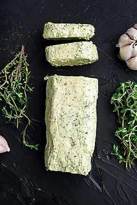 포토 JPG 해외이미지 식재료 검은배경 실내 마늘 사람없음 하이앵글 자르기 허브 버터 해외포토 식물 뷰포인트 백그라운드 채소 모션 내부 검은색 파일형식 이미지허브