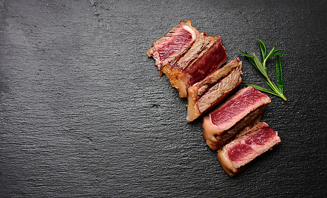 포토 JPG 해외이미지 검은배경 단면 실내 스테이크 사람없음 하이앵글 소고기 자르기 로즈메리 채끝살 카피스페이스 해외포토 뷰포인트 백그라운드 모션 서양음식 육류 내부 검은색 공백 허브 파일형식 이미지허브