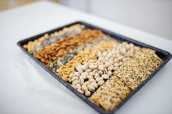 포토 JPG 해외이미지 음식 빵 조각 백그라운드 다이어트 탁자 쟁반 실내 건강 스웨덴 종류 요리 씨앗 사람없음 주방 식사 견과류 식탁보 신선 컨테이너 땅콩 아몬드 섬유 병아리콩 아마 피스타치오 호밀 해외포토 식물 꽃 산업 가구 콩 곡류 북유럽 내부 직물 파일형식 이미지허브