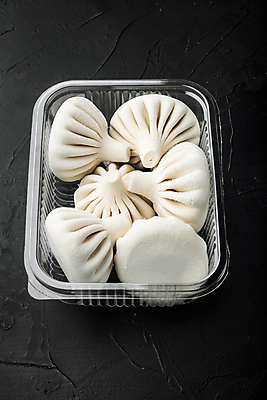 포토 JPG 해외이미지 검은배경 실내 사람없음 만두 플라스틱통 해외포토 음식 백그라운드 통 내부 검은색 플라스틱 파일형식 이미지허브