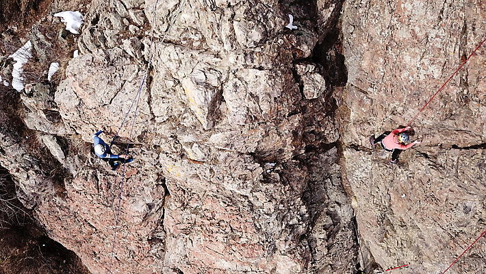 포토 JPG 해외이미지 라이프스타일 여자 밧줄 벽 스포츠 모션 자연 성공 산 안테나 건강 안전 사람 사람없음 야외 운동 힘 등산 장비 도전 체험 정상 위험 집중 연습 오르기 드론 산악가 해외포토 줄 컨셉 통신 생활 트래킹 생태계 파일형식 이미지허브