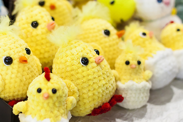 포토 JPG 해외이미지 부활절 실내 병아리 사람없음 아웃포커스 뜨개질 털실 동물인형 손뜨개 해외포토 기념일 인형 조류 촬영기법 취미 내부 실 파일형식 이미지허브