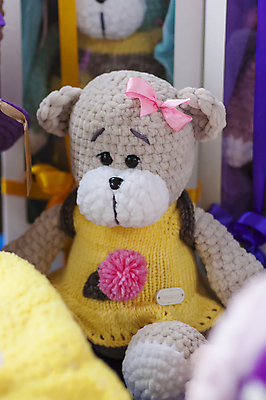 포토 JPG 해외이미지 리본 실내 사람없음 아웃포커스 곰인형 뜨개질 털실 진열장 손뜨개 해외포토 인형 촬영기법 취미 내부 실 파일형식 이미지허브